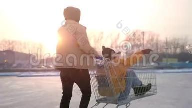 一对幸福的年轻夫妇在购物中心停车场的手推车上骑着火花车。阳光照在背景上。慢动作
